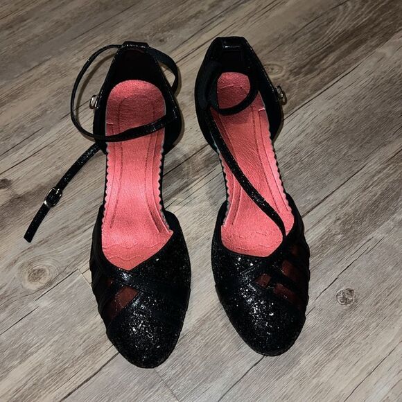 Heels  - Picture 2 of 3